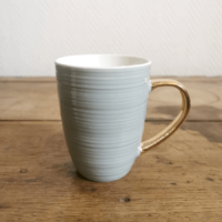 Mug lignes *Bleu pastel et anse dorée