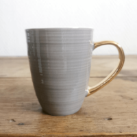 Mug lignes *Taupe et anse dorée