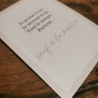 Carte *Je pense trop. Je stresse trop. (...) sauf à la maison
